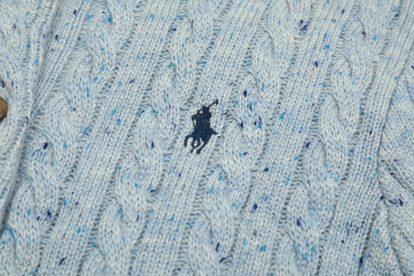 P230 Top quality" Style number: DS018# [Ralph Lauren wool blended pony embroidered logo twist knitted cardigan] ✅Ralph Lauren gradient multi-color dot versatile knitted cardigan jacket for all seasons ✅15% Merino cotton wool 85% wool blend Customized laser buttons Clean and clear texture ✅ZP quality 1:1 version Scan the code to enter the GF website Counter quality ✅Detailed quality The only one in Guangzhou Imported quality wool, focusing on high-end, cost-effective, good quality needless to say ✅The version is restored to the original order, the maximum size can be worn up to 150 pounds, loose, comfortable and stress-free ✅The upper body is simple and easy to match, a must-have for goddess ootd. Good-looking clothes are never picky. A must-have in the goddess's wardrobe. Size: S-L Color: Navy blue, light blue, off-white, leather pink, Christmas red
